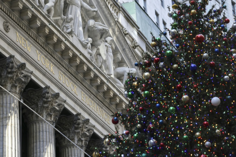 Un sapin devant la Bourse de New York le 5 décembre 2025 ( AFP / ANGELA WEISS )
