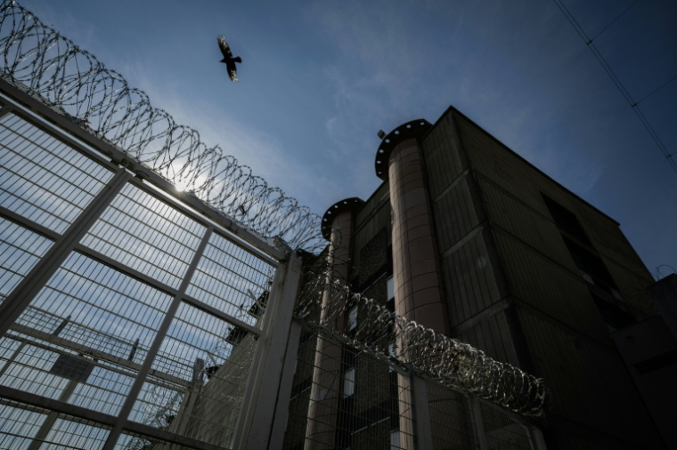 Barbelés en haut d’une clôture de sécurité de la prison de Fleury-Mérogis (Essonne), en Ile-de-France, le 16 juillet 2026 ( AFP / Simon WOHLFAHRT )