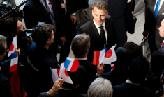 Emmanuel Macron (C) lors d'une visite de la société spatiale Astrocale à Tokyo le 2 avril 2026 ( POOL / Jeanne ACCORSINI )