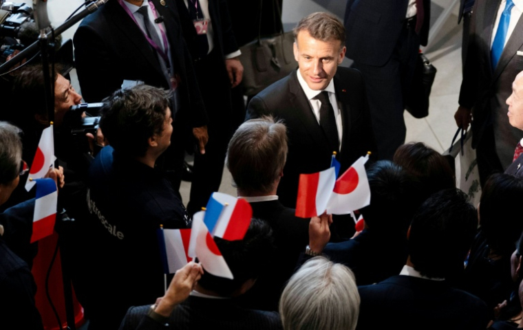 Emmanuel Macron (C) lors d'une visite de la société spatiale Astrocale à Tokyo le 2 avril 2026 ( POOL / Jeanne ACCORSINI )