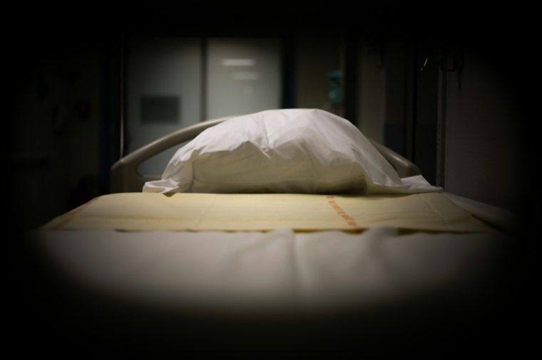 Dans des services souvent confrontés aux décès de patients, il y a un "petit risque de banalisation", explique le Pr Guidet, président du comité éthique à la Fédération hospitalière de France (FHF) ( AFP / LOU BENOIST )