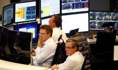 Des traders travaillent à la bourse de Francfort
