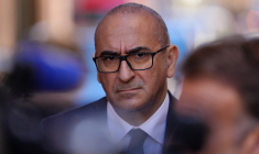 Le ministre français de l'Intérieur, Laurent Nunez, observe le président français Emmanuel Macron s'adressant à la presse à Marseille