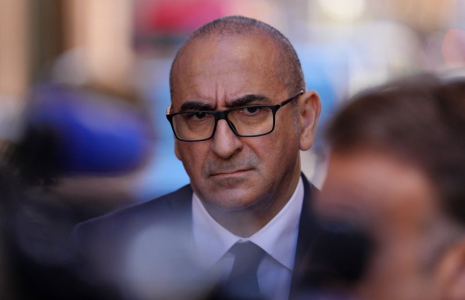 Le ministre français de l'Intérieur, Laurent Nunez, observe le président français Emmanuel Macron s'adressant à la presse à Marseille