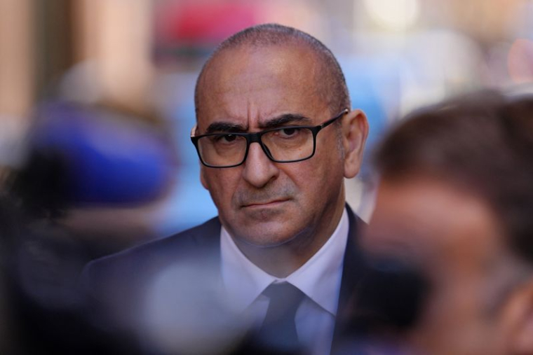 Le ministre français de l'Intérieur, Laurent Nunez, observe le président français Emmanuel Macron s'adressant à la presse à Marseille