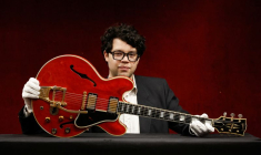 LA GUITARE DE LA RUPTURE D'OASIS ADJUGEE 300.000 EUROS