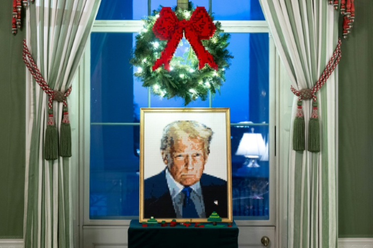 Un portrait du président américain Donald Trump en Lego exposé parmi les décorations de Noël à la Maison Blanche, à Washington, aux Etats-Unis, le 1er décembre 2025 ( AFP / SAUL LOEB )