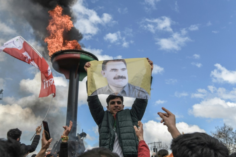Un portrait d'Abdullah Öcalan, fondateur du Parti des travailleurs du Kurdistan (PKK) emprisonné, lors d'un rassemblement à Diyarbakir, dans le sud-est de la Turquie, le 21 mars 2025 ( AFP / Ilyas AKENGIN )