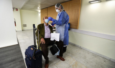 Un test Covid à l'aéroport de Nice le 22 février 2021.  ( AFP / VALERY HACHE )