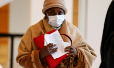 Agathe Habyarimana, la veuve du président rwandais Juvénal Habyarimana, dont l’assassinat a déclenché le génocide de 1994, arrive au palais de justice de Paris le 3 novembre 2020 pour être entendue dans l’enquête sur le rôle joué par l’ancien gendarme français Paul Barril pendant le génocide au Rwanda ( AFP / Thomas SAMSON )
