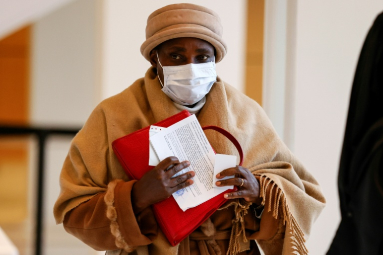 Agathe Habyarimana, la veuve du président rwandais Juvénal Habyarimana, dont l’assassinat a déclenché le génocide de 1994, arrive au palais de justice de Paris le 3 novembre 2020 pour être entendue dans l’enquête sur le rôle joué par l’ancien gendarme français Paul Barril pendant le génocide au Rwanda ( AFP / Thomas SAMSON )