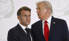 Le président français Emmanuel Macron (à gauche) et le président américain Donald Trump (à droite) lors d'un sommet sur Gaza, à Charm el-Cheikh, en Egypte, le 13 octobre 2025 ( POOL / Yoan VALAT )