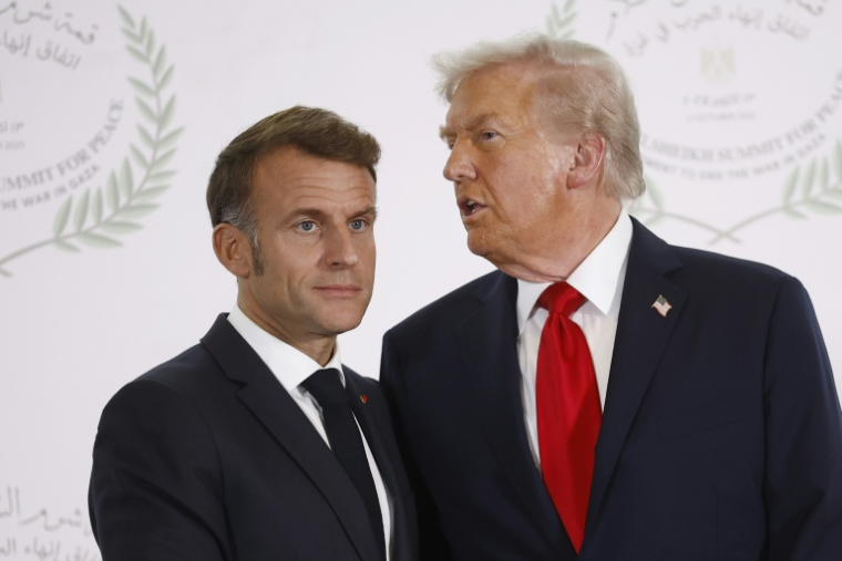 Le président français Emmanuel Macron (à gauche) et le président américain Donald Trump (à droite) lors d'un sommet sur Gaza, à Charm el-Cheikh, en Egypte, le 13 octobre 2025 ( POOL / Yoan VALAT )