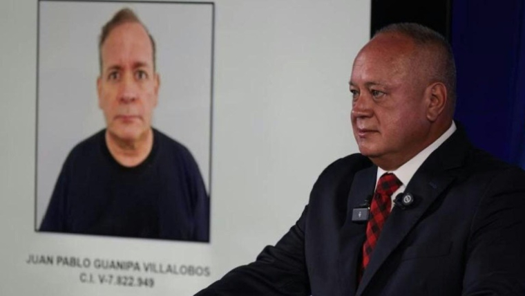 Photo diffusée par le ministère vénézuélien de l'Intérieur et de la Justice montrant le ministre de l'Intérieur Diosdado Cabello s'exprimant sur l'arrestation de Juan Pablo Guanipa, membre de l'opposition, lors d'une conférence de presse à Caracas, le 23 mai 2025 ( Ministère vénézuélien de l'Intérieur et de la Justice / Handout )