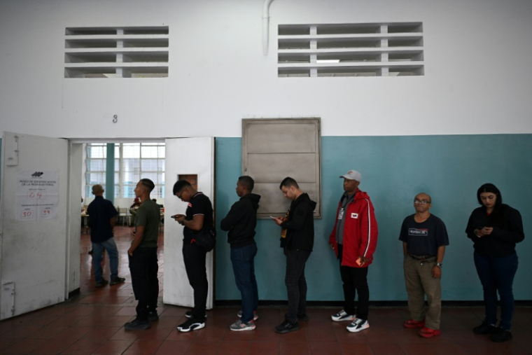 Des électeurs attendent pour voter à Caracas, lors des élections pour pour élire députés et gouverneurs, le 25 mai 2025 au Venezuela ( AFP / Federico PARRA )