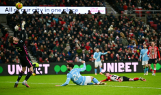 Le gardien de Sunderland Robin Roefs (à gauche) dégage une frappe de la tête de Josko Gvardiol (au centre) lors du match de Premier League contre Manchester City le 1er janvier 2026 à Sunderland ( AFP / ANDY BUCHANAN )