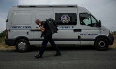 Le gendarme Emmanuel Guinard quitte sa camionnette d'identification criminelle pour se rendre dans une zone touchée par un récent incendie de forêt, à Luc-sur-Orbieu, près de Narbonne, le 19 août 2025 dans l'Aude ( AFP / Ed JONES )
