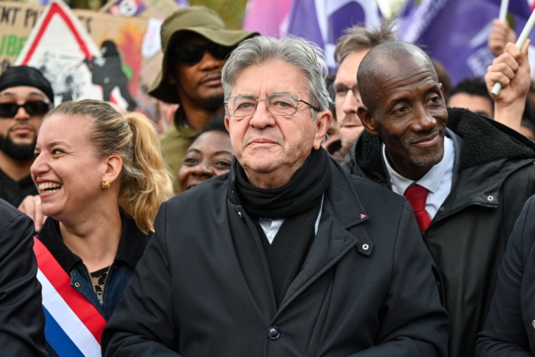 La présidente du groupe LFI à l'Assemblée Mathilde Panot (g), le candidat LFI à la présidentielle Jean-Luc Mélenchon (c) et le maire LFI de Saint-Denis, en Seine-Saint-Denis, Bally Bagayoko manifestent à Paris contre la vie chère, le 17 octobre 2026 ( AFP / Matthieu RONDEL )