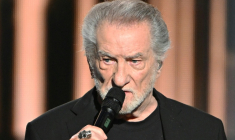 Le chanteur Eddy Mitchell sur scène aux 40èmes Victoires de la Musique le 14 février 2025 à Boulogne-Billancourt, près de Paris ( AFP / Bertrand GUAY )