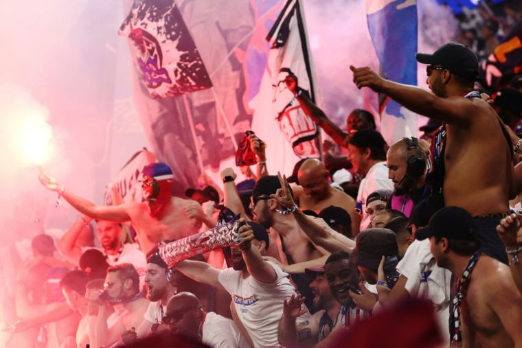 La joie des supporters parisiens après la victoire du Paris SG en finale de la Ligue des champions contre Arsenal, le 30 mai 2026 à Budapest ( AFP / FRANCK FIFE )