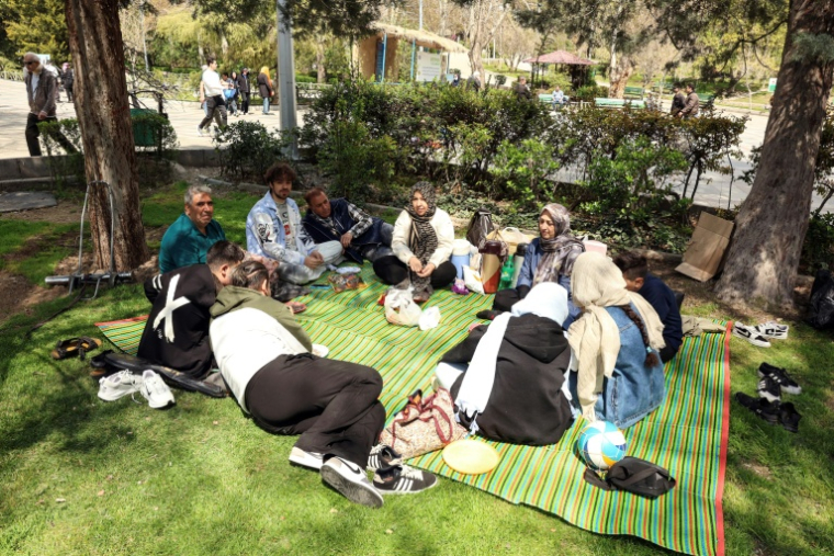 Des Iraniens se rassemblent au parc Mellat de Téhéran ,le 2 avril 2026, à l’occasion de la "Journée de la nature", qui marque la fin des festivités du Nouvel an persan, Norouz ( AFP / - )