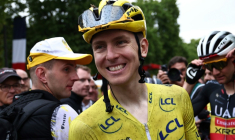 Le Slovène Tadej Pogacar célèbre sa victoire dans le Tour de France 2025 après l'arrivée sur les Champs-Elysées, à Paris, le 27 juillet 2025 ( AFP / Anne-Christine POUJOULAT )