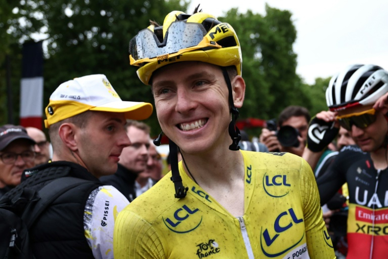 Le Slovène Tadej Pogacar célèbre sa victoire dans le Tour de France 2025 après l'arrivée sur les Champs-Elysées, à Paris, le 27 juillet 2025 ( AFP / Anne-Christine POUJOULAT )