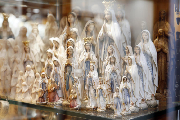 Vous pouvez acheter un souvenir à Notre-Dame de Paris et par la même occasion soutenir la restauration de la cathédrale. ( crédit photo : Getty Images )