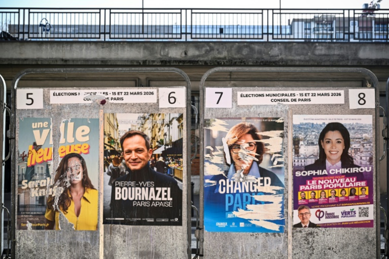 Des affiches électorales en vue des municipales le 5 mars 2026 à Paris ( AFP / JULIEN DE ROSA )