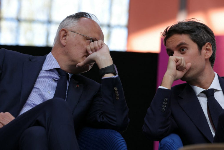Edouard Philippe et Gabriel Attal, à Saint-Denis, le 6 avril 2025 ( AFP / THOMAS SAMSON )