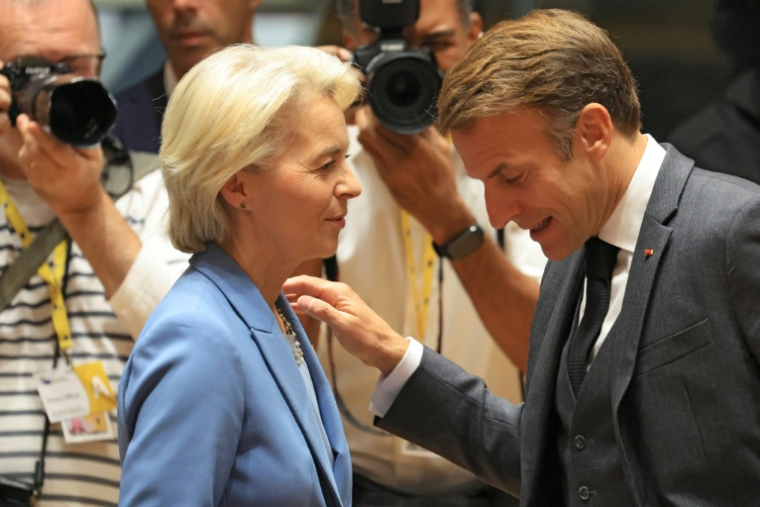 La présidente de la Commission européenne, Ursula von der Leyen (g), et le président français Emmanuel Macron,lors d’un sommet de l’UE à Bruxelles, le 15 octobre 2026 ( AFP / Ludovic MARIN )