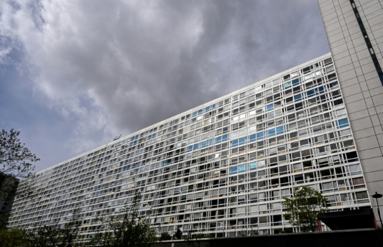 L'immeuble Mouchotte, conçu par l'architecte français Jean Dubuisson et inauguré en 1966 dans le cadre du projet de rénovation urbaine Maine-Montparnasse, le 5 avril 2026 à Paris ( AFP / Anna KURTH )