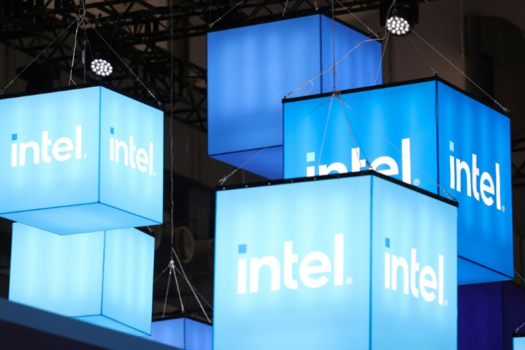 Le groupe américain de semi-conducteurs Intel, très en retard dans le boom de l'intelligence artificielle (IA), continue sa restructuration dans l'espoir de renouer avec les bénéfices ( AFP / I-Hwa CHENG )