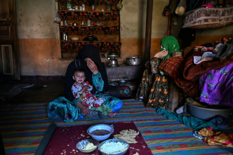 Habiba, agricultrice afghanen (à gauche), chez elle à Eshtiwi, au Nouristan, le 8 juin 2026, avec sa fille et sa petite-fille ( AFP / Wakil KOHSAR )