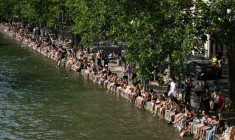 Le long du canal Saint-Martin à Paris pendant une journée de canicule, le 20 juin 2026 ( AFP / ARNAUD FINISTRE )