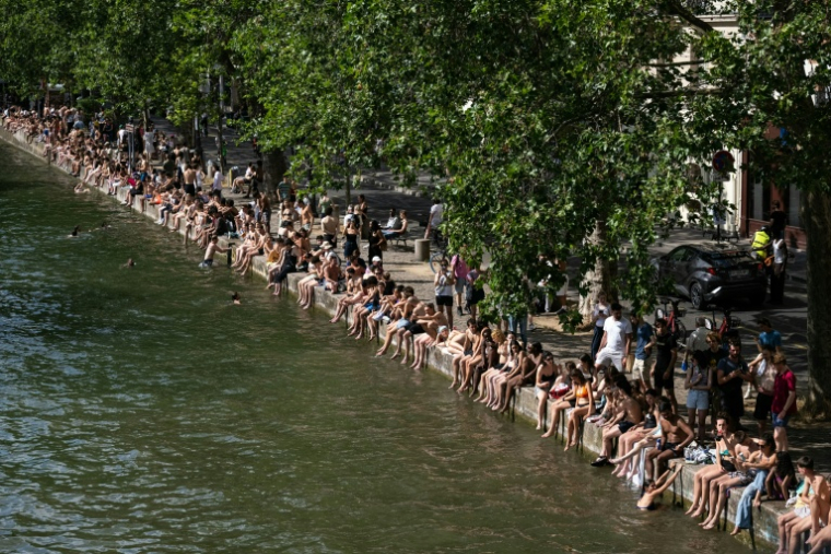 Sur le bord du canal Saint-Martin à Paris le 20 juin 2026  ( AFP / ARNAUD FINISTRE )