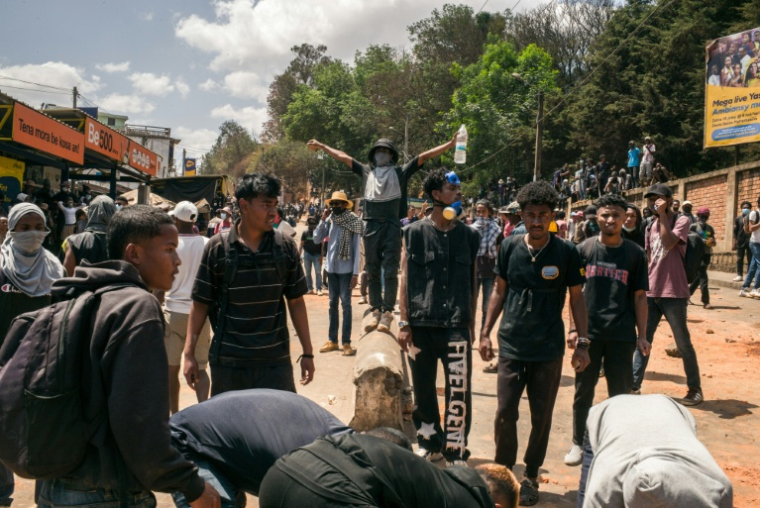 Des manifestants érigent des barricades lors d'une manifestation contre les coupures répétées d'eau et d'électricité à Antananarivo le 29 septembre 2025 ( AFP / RIJASOLO )