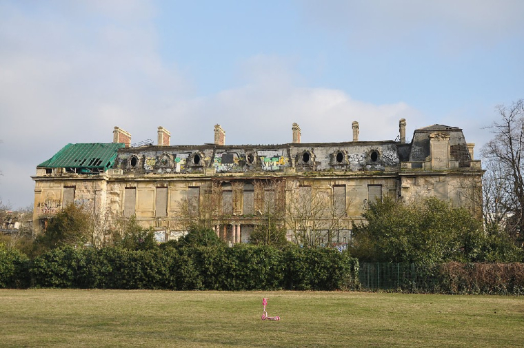 À l’abandon depuis 33 ans, le château Rothschild à Boulogne sera rénové (Crédit photo: Moonik- Wikimedia Commons)