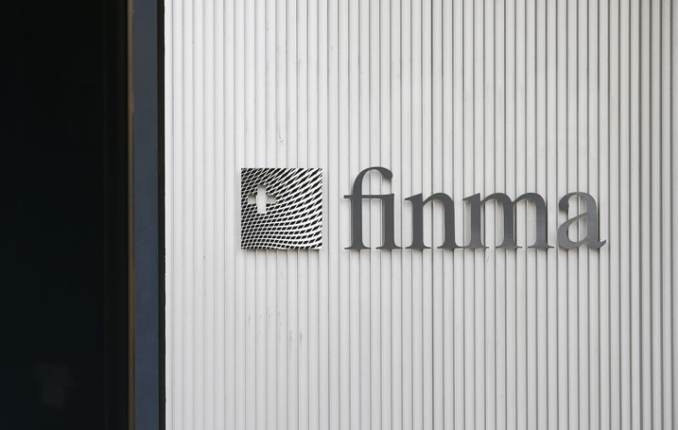 Photo du logo de FINMA devant son siège à Berne