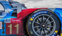 une voiture de course  (Crédit: Lamna The Shark / Unsplash)