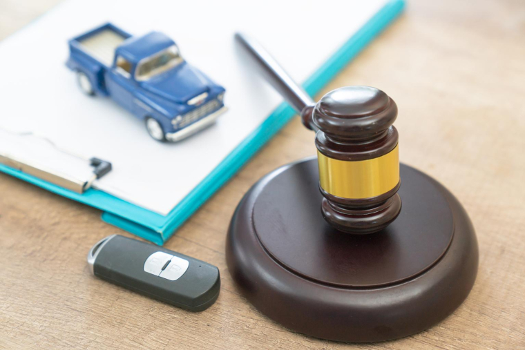 En achetant une voiture aux enchères en ligne, vous pouvez obtenir un véhicule 50 % moins cher que chez un concessionnaire. ( crédit photo : Getty Images )