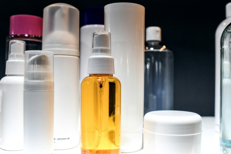 Loin des bons plans mis en avant, les "dupes" en cosmétiques - des copies plus ou moins discrètes de soins, maquillages ou crèmes solaires de marques - vendus à petits prix sur Internet peuvent se révéler dangereux pour la santé ( AFP / ALAIN JOCARD )