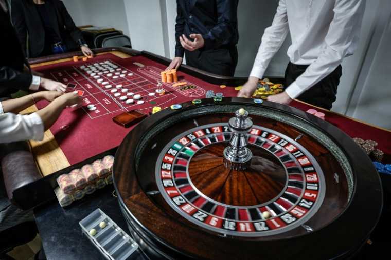 Des apprentis croupiers lors d'une session d'entraînement à l'école "All'In Casino Experts" à Saint-Cloud, le 26 mars 2026 ( AFP / STEPHANE DE SAKUTIN )