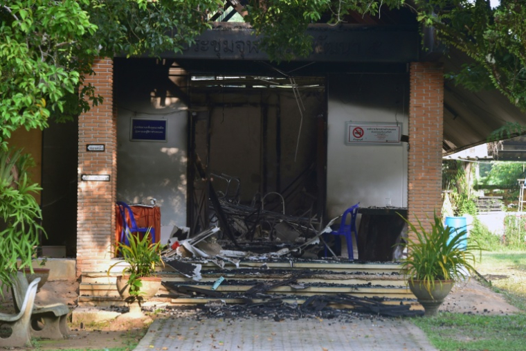 Un bâtiment endommagé après une série d'attaques  incendiaires dans la province méridionale thaïlandaise de Narathiwat, le 23 août 2026  ( AFP / Madaree TOHLALA )