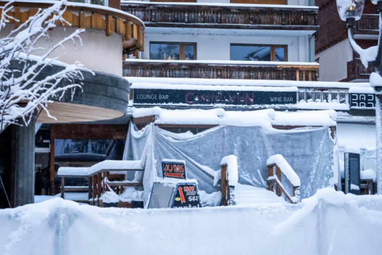 La façade du bar "Le Constellation", où l'incendie s'est déclaré, lors d'une journée de deuil national à Crans-Montana, le 9 janvier 2026 en Suisse ( AFP / MAXIME SCHMID )
