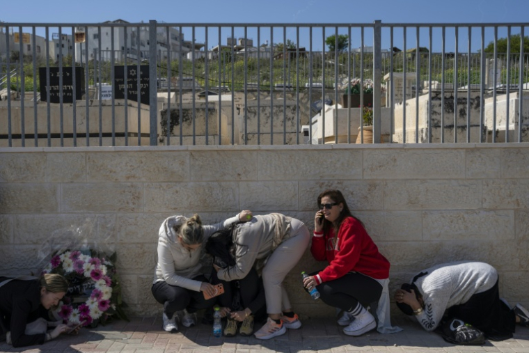Des personnes se mettant à l'abri à Bet Shemesh en Israël, le 2 mars 2026 ( AFP / Maya Levin )