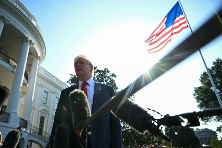 Le président américain Donald Trump s'adresse aux journalistes sur la pelouse de la Maison Blanche, le 25 juillet 2025 ( AFP / Jim WATSON )