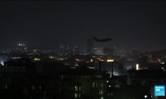 Les Taliban au pouvoir en Afghanistan : les évacuations s'accélèrent, les membres du G7 se réunissent