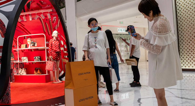 LVMH, champion mondial du luxe français, un secteur moins sensible à la récession, est la première capitalisation européenne, à plus de 400 milliard d'euros. Solide, le groupe est en mesure de profiter de la réouverture de l'économie chinoise. (© AFP)