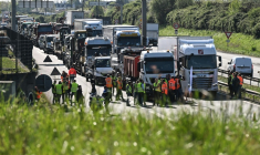 Des artisans bloquent la rocade de Nantes pour alerter sur les conséquences de la hausse des prix des carburants, le 7 avril 2026 ( AFP / Sebastien Salom-Gomis )